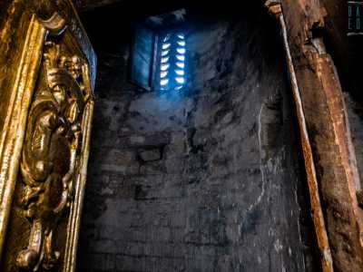 ...permettendoci di accedere in un ambiente nascosto agli occhi dei visitatori